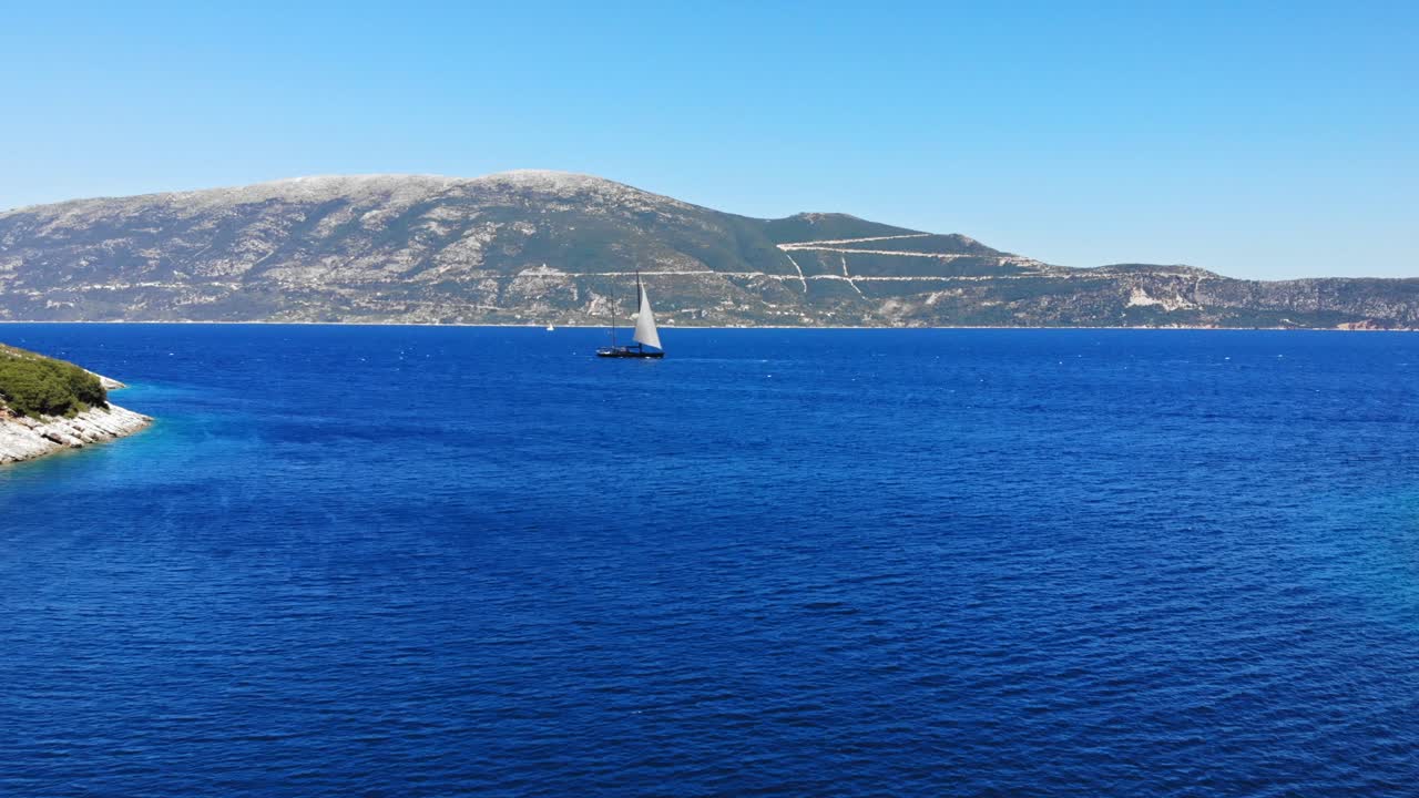 푸른 바다를 항해하는 보트가 있는 아기아 소피아 해변의 아름다운 전망 - 공중 드론 촬영