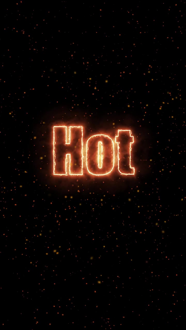 La parola "Hot" arancione fiammeggiante risplende su sfondo scuro con braci fluttuanti e un leggero movimento della telecamera