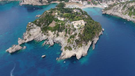 Vista-Aérea-De-Drones-De-La-Bahía-En-El-Norte-De-Corfú,-Grecia