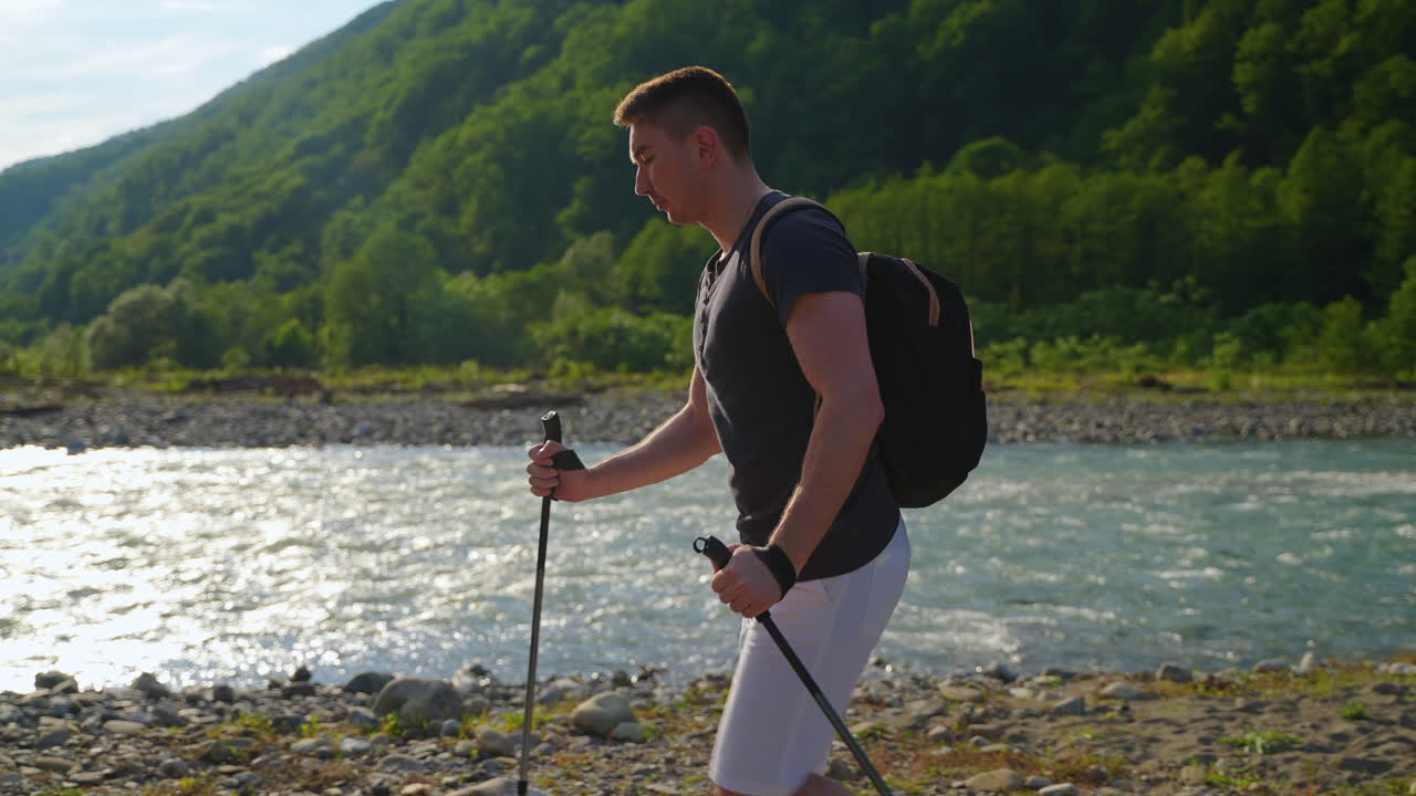 산악 지역 에서 산책 하는 사람