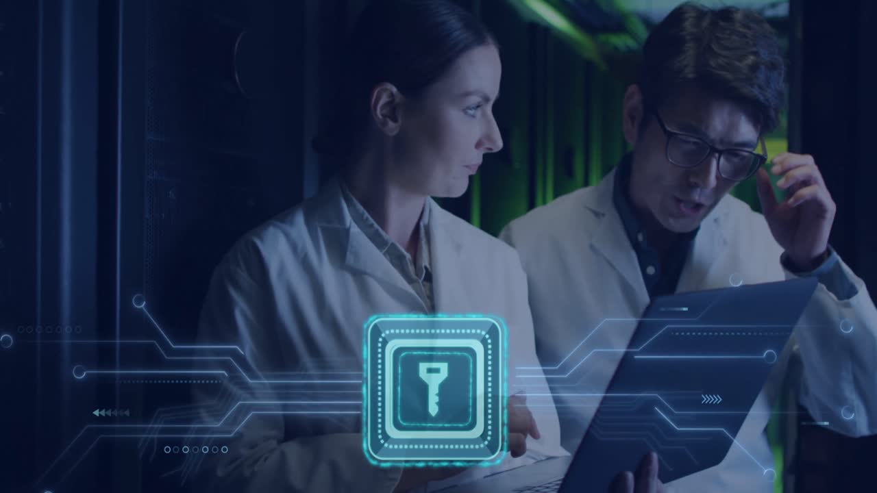 animación de un candado digital sobre una mujer y un hombre diversos trabajando en la sala del servidor