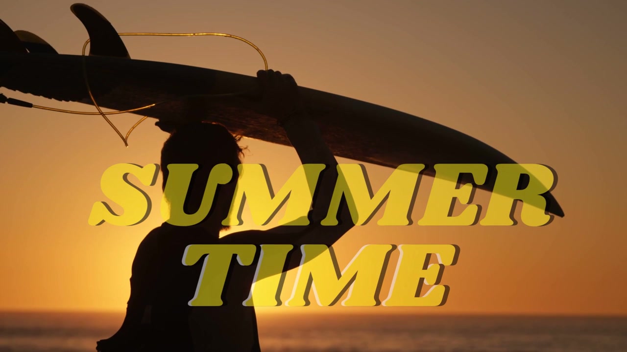 Surfer holder bræt, går i solnedgang, justerer greb, forbereder sig på at surfe, SOMMER TID overlejrer skygge.