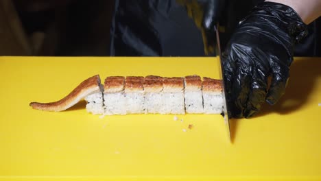 el chef está preparando sushi unagi.