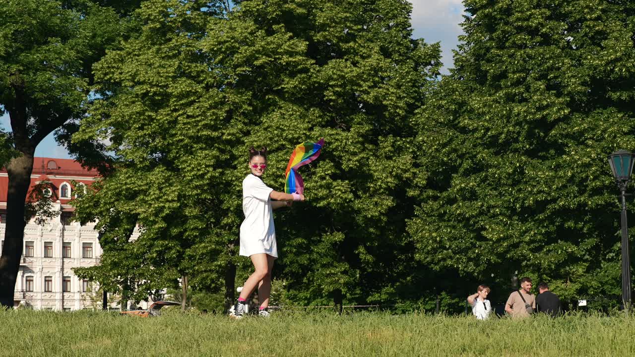 женщина с флагом гордости в парке