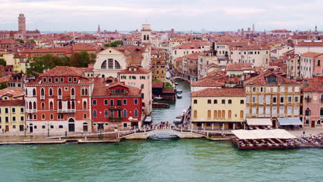 Toma-Aérea-De-La-Costa-De-Dorsoduro,-Venecia,-Italia,-Con-Rio-De-San-Trovaso