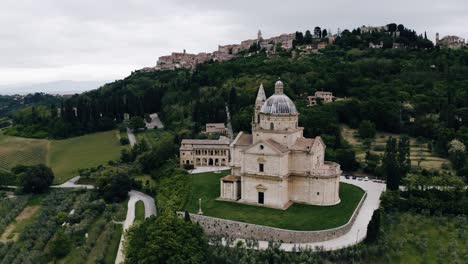 fotografía de un avión no tripulado del santuario de la virgen de san biagio en la campiña toscana de italia