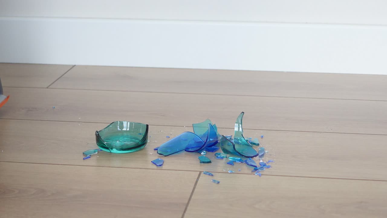 바닥에 깨진 유리