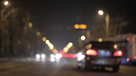borroso tráfico de la carretera de la noche bokeh en fondo borroso oscuro por la noche. desfocado colorido bokeh brillar de las luces de los coches en el atasco de tráfico de la autopista en la calle de la ciudad.