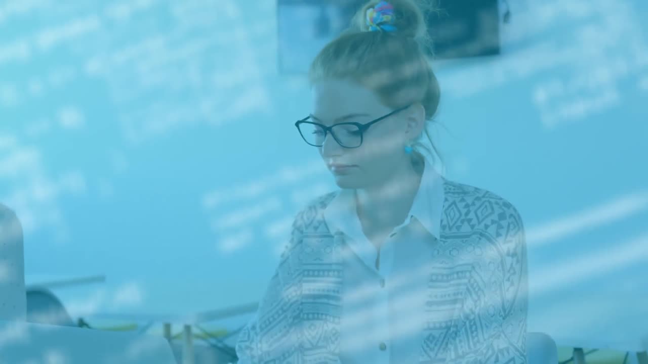 animación del procesamiento de datos sobre una mujer de negocios que usa una computadora portátil