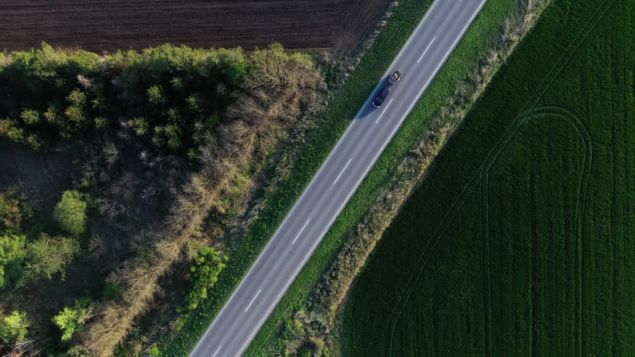 위에서 도로에 있는 자동차, 고속도로에 있는 차량의 공중 드론 촬영