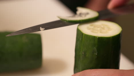 cortar pepino fresco verticalmente con un cuchillo de cocina afilado