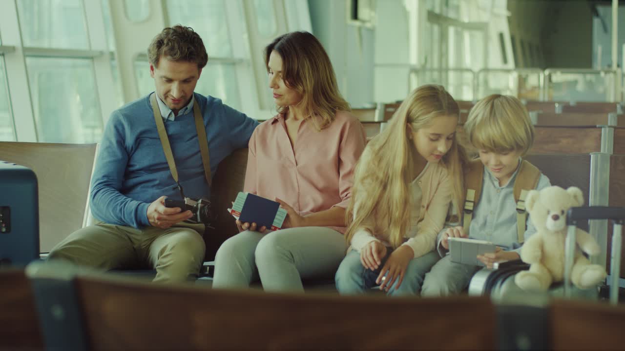 padres e hijo abrazándose fuera de casa antes de que el padre del ejército vaya al servicio militar