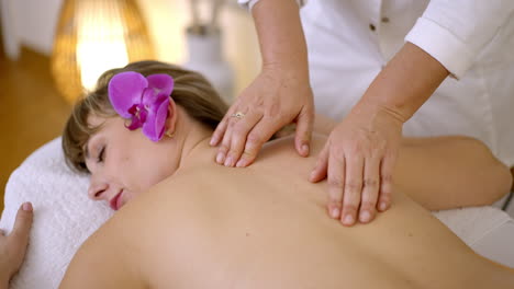 mujer recibiendo un masaje relajante en la espalda en un spa