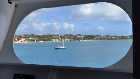 Segelboot-Mit-Anker-In-Der-Bucht-Angedockt