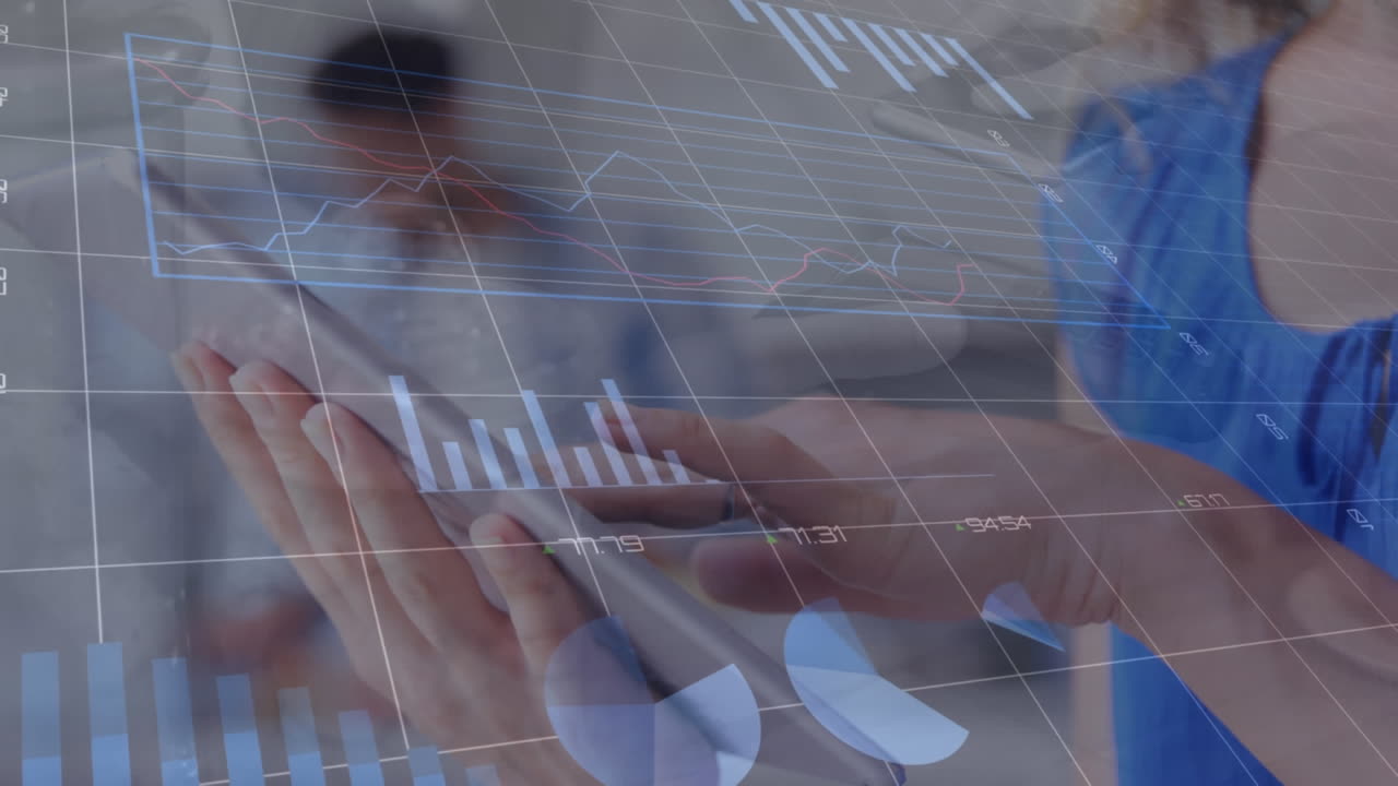 그래프의 애니메이션, 변하는 숫자, 로딩 서클, 디지털 태블릿을 사용하는 백인 여성