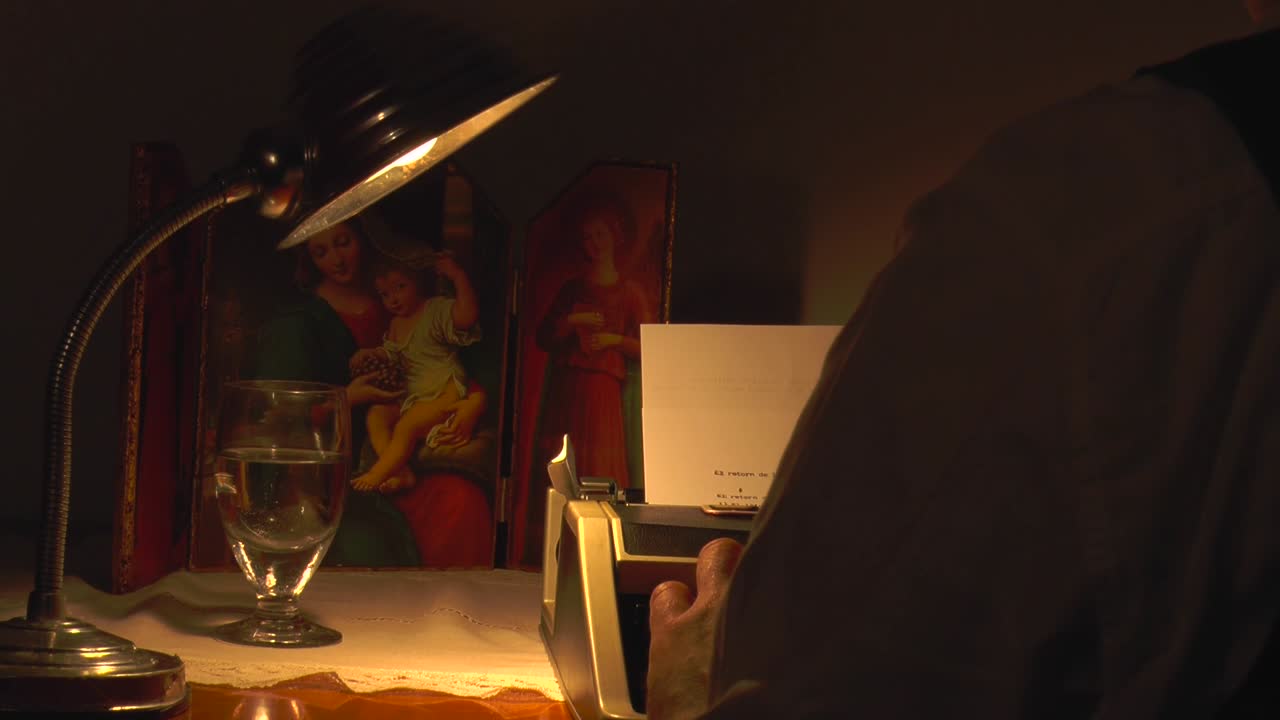 1960년대 또는 1970년대에 오래된 타자기로 타이핑하는 남자