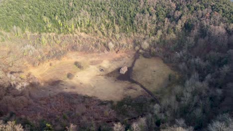 vista aérea de un avión no tripulado, centro de un cráter