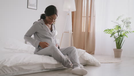mujer embarazada relajándose en la cama