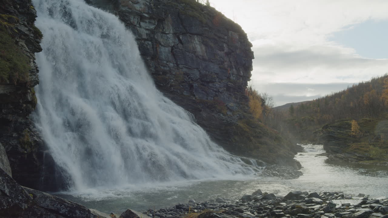 Slørlignende foss renner i sakte film
