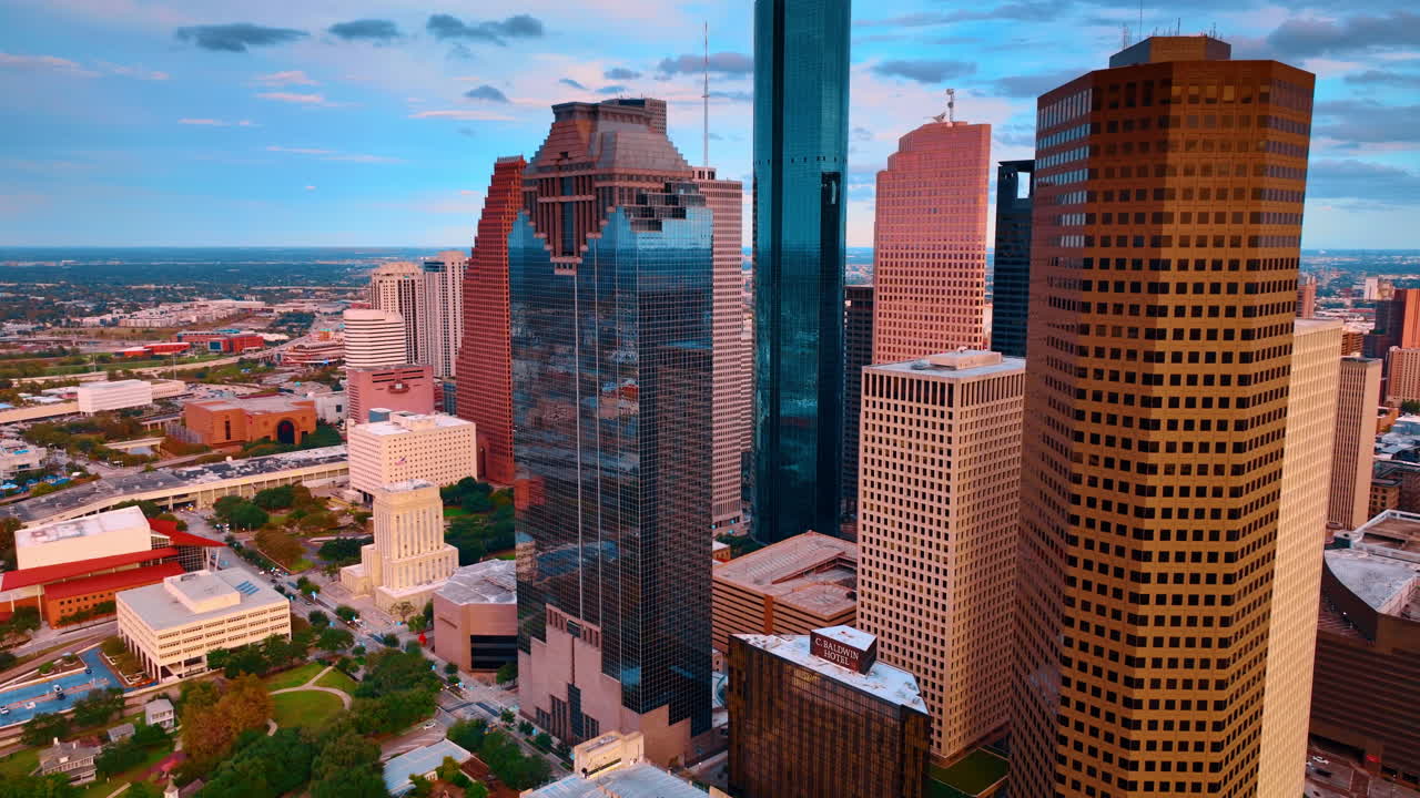Houston, USA, 21 novembre 2025: Grattacieli per uffici moderni nel quartiere finanziario del centro di Houston. Vista aerea ravvicinata di dettagli architettonici su grattacieli nel centro di Houston, Texas