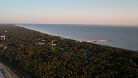 la vista aérea revela el centro del puerto de jurata ubicado en medio de un pintoresco paisaje costero