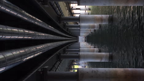 Vídeo-Vertical-Bajo-El-Puente-&quot;chelles-allee&quot;,-Carretera-De-Acceso-A-Lindau,-Alemania