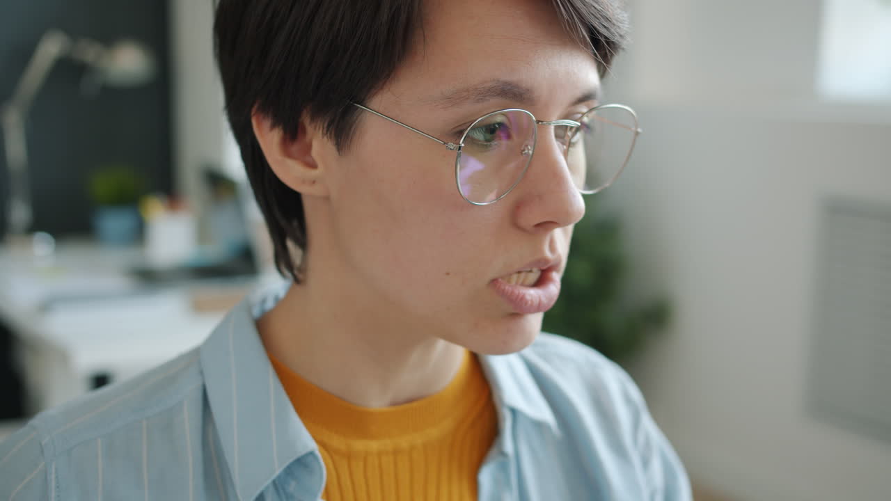 책상에서 일하는 여자