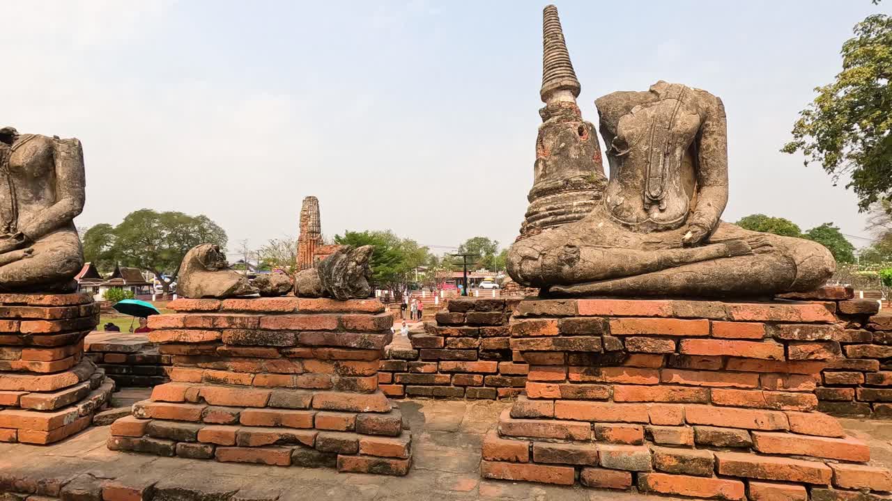 estatuas de buda sin cabeza en ayutthaya, tailandia