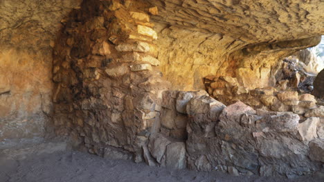 vista interior de las viviendas de los acantilados en walnut canyon