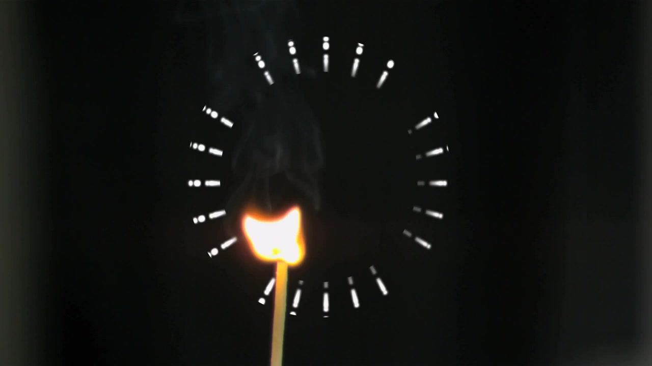 Bagliore che fa accendere un fiammifero, con la fiamma che sale a formare una lacrima, fumo che sale e un anello pulsante che mostra la fiamma.