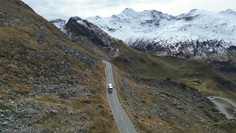 Touristenbusfahrt-Auf-Der-Großglockner-Hochalpenstraße-In-Den-österreichischen-Alpen---4K-Luftaufnahme