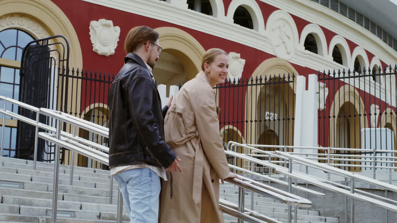 Coppia che sale le scale allo stadio