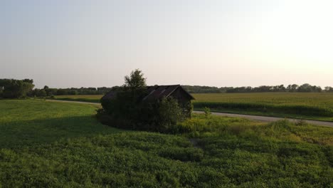 Imágenes-Aéreas-De-Una-Vieja-Choza-Solitaria-En-Minnesota-Durante-El-Verano,-Granjas,-Campo,-Campos