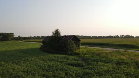 imágenes aéreas de una vieja choza solitaria en minnesota durante el verano, granjas, campo, campos