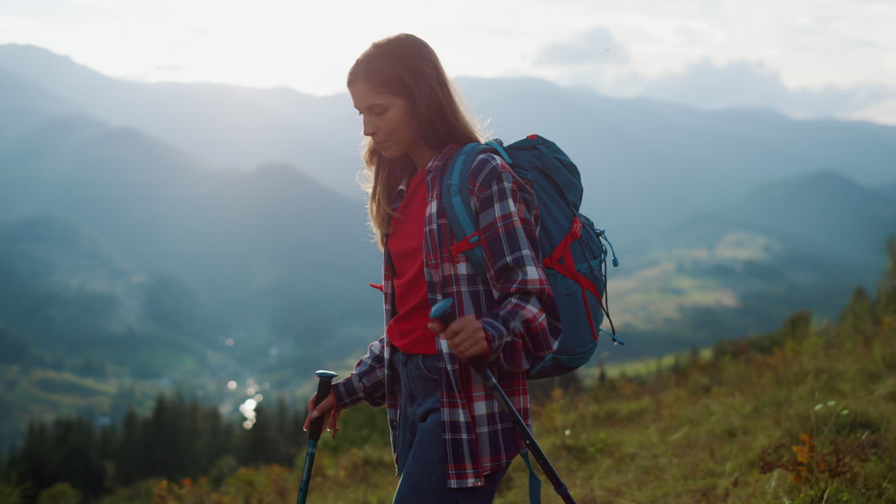 mujer pensativa explorar la naturaleza. caminata chica viaje paisaje de montaña de cerca.
