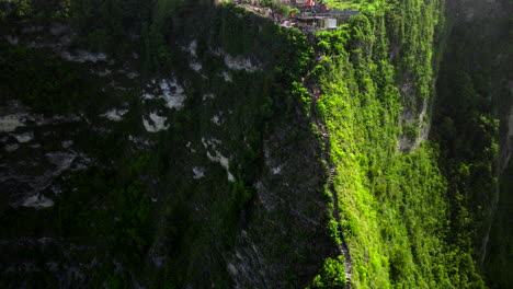 Luftaufnahme-Nach-Unten-Folgt-Steilen-Stufen-Auf-Tropischen-Grat-Zum-Kelingking-Strand