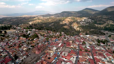 Toma-Aérea-Hacia-Atrás-Del-Pueblo-Mágico-De-Tlalpujahua-En-Michoacán-México