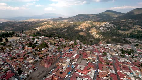 tomada aérea al revés de la ciudad mágica de tlalpujahua en michoacan, méxico