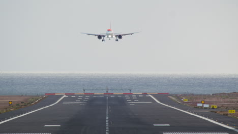 aterrizaje del avión en el aeropuerto