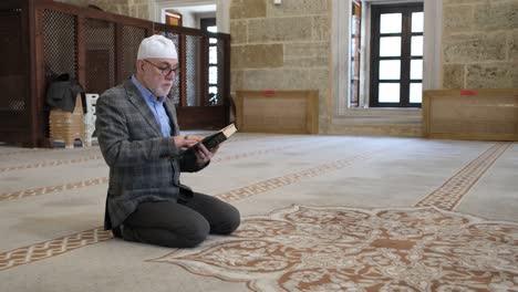 old man reading quran