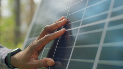 Hombre-Irreconocible-Tocando-El-Panel-Solar