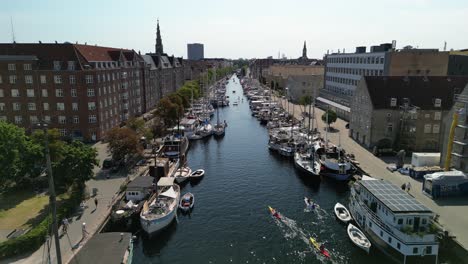 canal de copenhague, dinamarca con ascenso de kayakistas