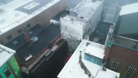 edificios de la ciudad en nubes de niebla baja en el centro de northampton, massachusetts, ee.uu.