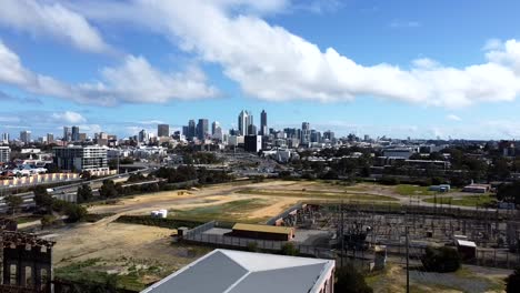 Abstieg-Von-Der-Skyline-Von-Perth-Mit-Blick-Auf-Das-Kraftwerk-Im-Osten-Von-Perth