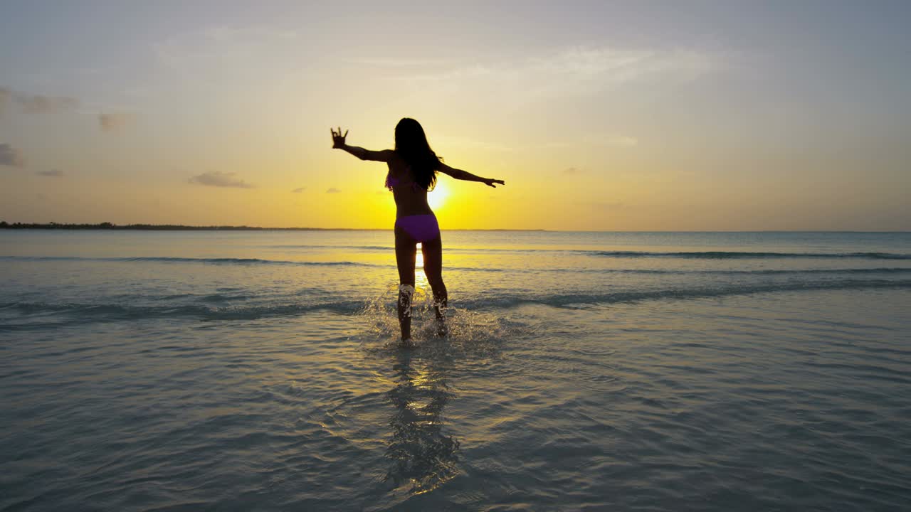 joven asiática china en traje de baño en la playa