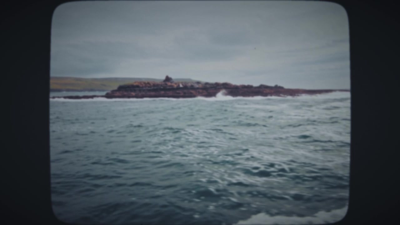 Isola rocciosa in mezzo a un oceano