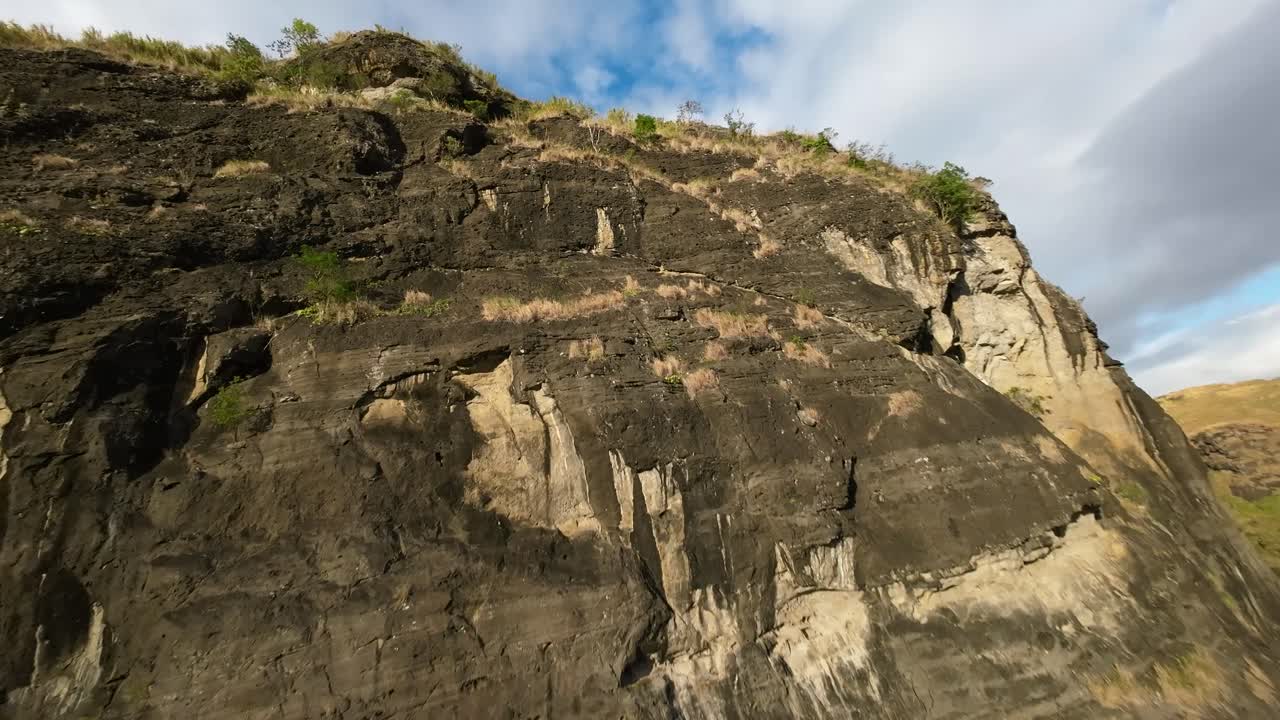 video del avión no tripulado sobre las montañas de fiji