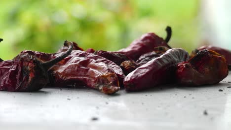 Trocknen-Von-Gemüse,-Ganzer-Getrockneter-Paprika-Auf-Weißem-Tisch