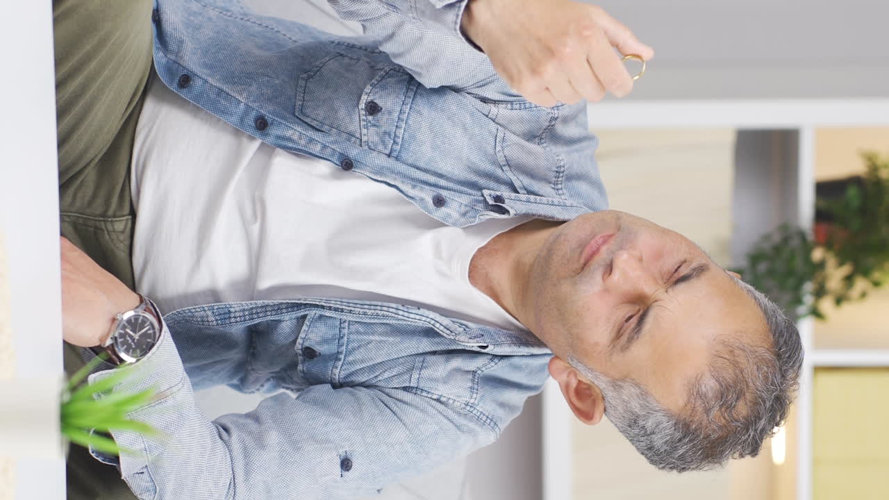 el video vertical del hombre a punto de irse se quita el anillo.