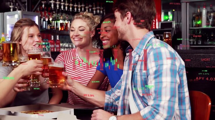 Sei amici al bar che festeggiano i guadagni, un uomo porta un boccale, brindano, si passano la pizza, con grafici finanziari in sovrimpressione